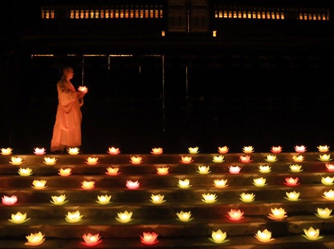 Khi một người thân của bạn qua đời thì điều bạn cần làm đó là cầu nguyện thật thành tâm, đừng khóc lóc, buồn rầu bi lụy